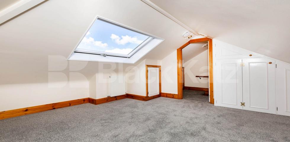 			NEWLY RENOVATED 2 BED, 2 Bedroom, 1 bath, 1 reception Apartment			 Beechwood Road, CROUCH END N8